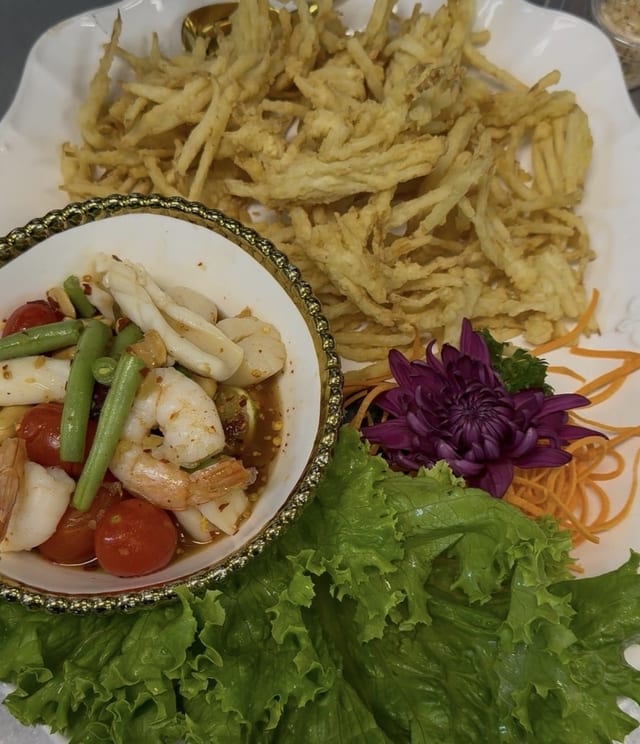 Fried Papaya With Mixed Seafood.